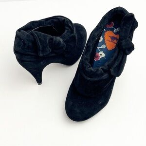 ROCKET DOG Black Fine Leather Upper Bow Accent Almond Toe Booties, Size 7